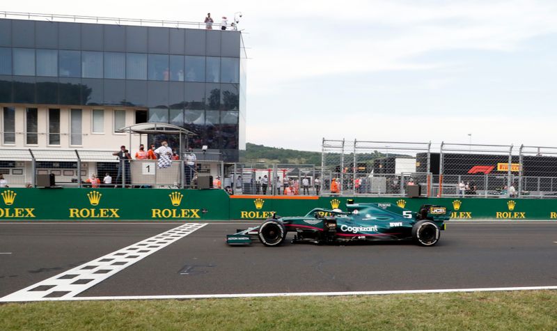 &copy; Reuters. Sebastian Vettel cruza linha de chegada do GP da Hungria de F1
01/08/2021
REUTERS/David W Cerny