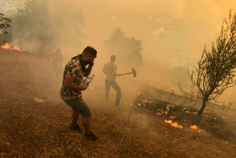 &copy; Reuters. L'Algérie a arrêté 22 personnes suspectées d'être à l'origine des feux de forêt les plus ravageurs de l'histoire du pays. /Photo prise le 12 août 2021/REUTERS/Abdelaziz Boumzar