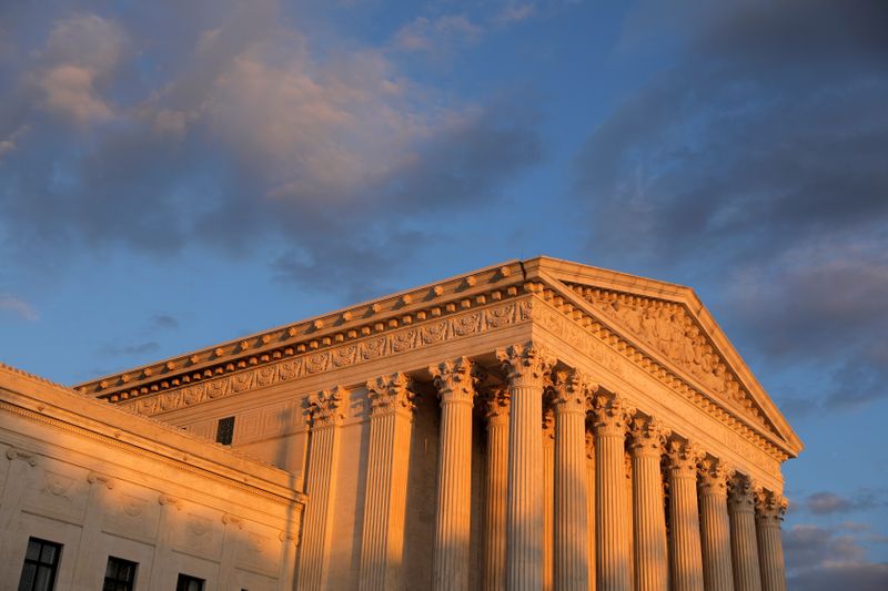 &copy; Reuters. FILE PHOTO: Light from the sunset shines on the United States Supreme Court Building in Washington, D.C., U.S., May 13, 2021. REUTERS/Andrew Kelly