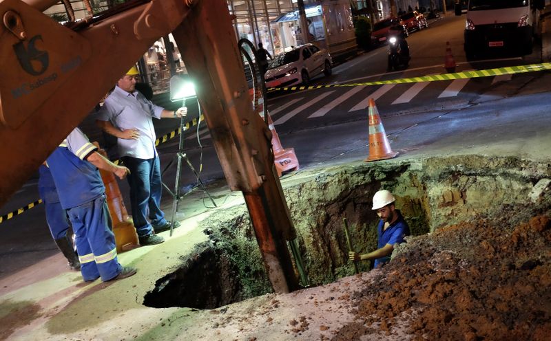 © Reuters. Funcionários da Sabesp atuam em obra em São Paulo (SP) 
04/03/2015
REUTERS/Nacho Doce 