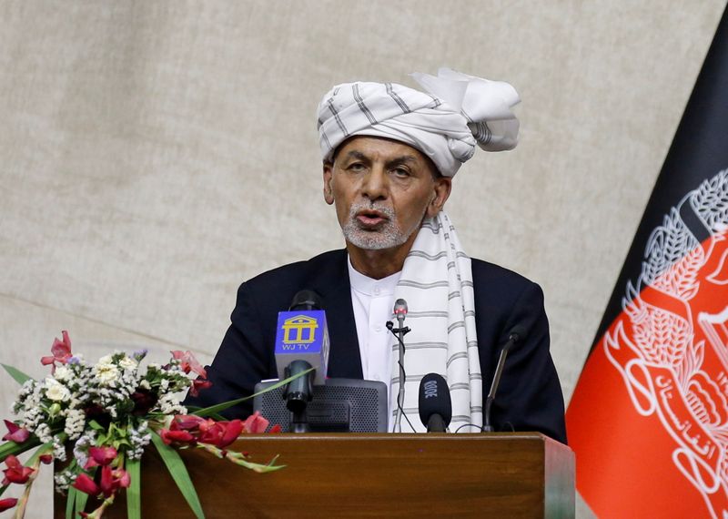 &copy; Reuters. الرئيس الأفغاني أشرف غني يتحدث في البرلمان في كابول يوم الثاني من أغسطس آب 2021. صورة لرويترز.