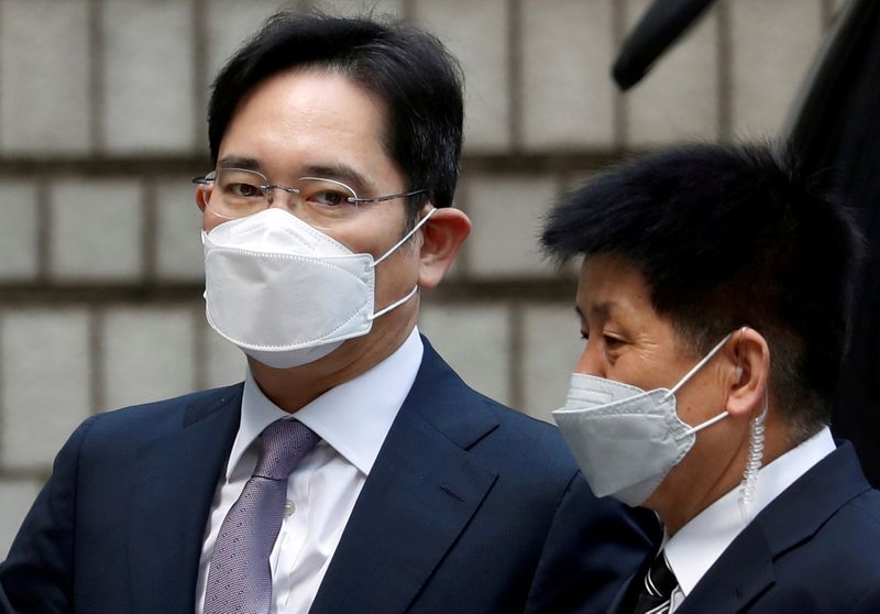 &copy; Reuters. FILE PHOTO: Samsung Group's Jay Y. Lee arrives for a court hearing to review a detention warrant request against him at the Seoul Central District Court in Seoul, South Korea, June 8, 2020. REUTERS/Kim Hong-Ji/File Photo