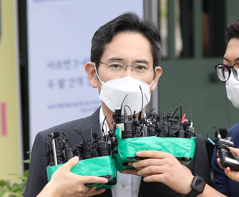 © Reuters. Samsung Electronics vice chairman Jay Y. Lee speaks as he is released on parole from Seoul Detention Center in Uiwang, South Korea, August 13, 2021.    Yonhap via REUTERS    