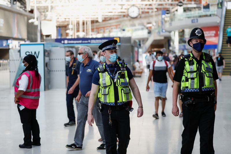 &copy; Reuters. Imagen de archivo de dos policías patrullando por la estación de Waterloo, en Londres, Reino Unido. 19 julio 2021. REUTERS/Peter Nicholls