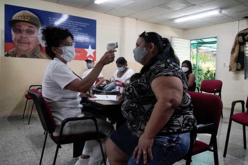 &copy; Reuters. 　８月１１日、昨年の大半にわたって新型コロナウイルスの封じ込めに成功してきたキューバがデルタ型変異株による急激な感染拡大に直面、海外で働く数百人の医師を帰国させる一方、ホ