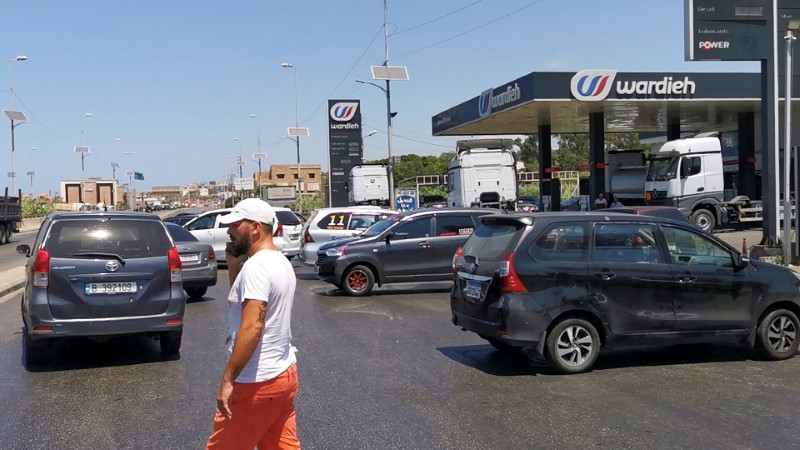 &copy; Reuters. 　レバノン政府は１２日、中央銀行が燃料補助金を打ち切る措置を発表したことを巡り、燃料価格を変更してはならず、貧困層に対する支援が実行されるまで補助を継続すべきと表明した。
