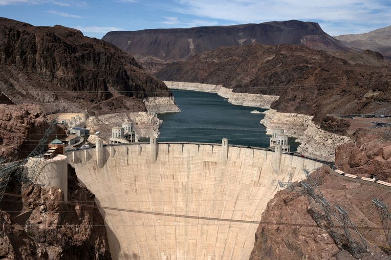 &copy; Reuters. FILE PHOTO: Low water levels due to drought are seen in the Hoover Dam reservoir of Lake Mead near Las Vegas, Nevada, U.S. June 9, 2021.  REUTERS/Bridget Bennett/File Photo