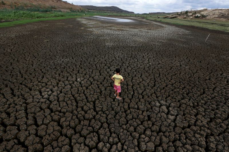 © Reuters. FILE PHOTO: A boy, 5, stands on the cracked ground of the Boqueirao reservoir in the Metropolitan Region of Campina Grande, Paraiba state, Brazil, February 13, 2017. REUTERS/Ueslei Marcelino/File Photo