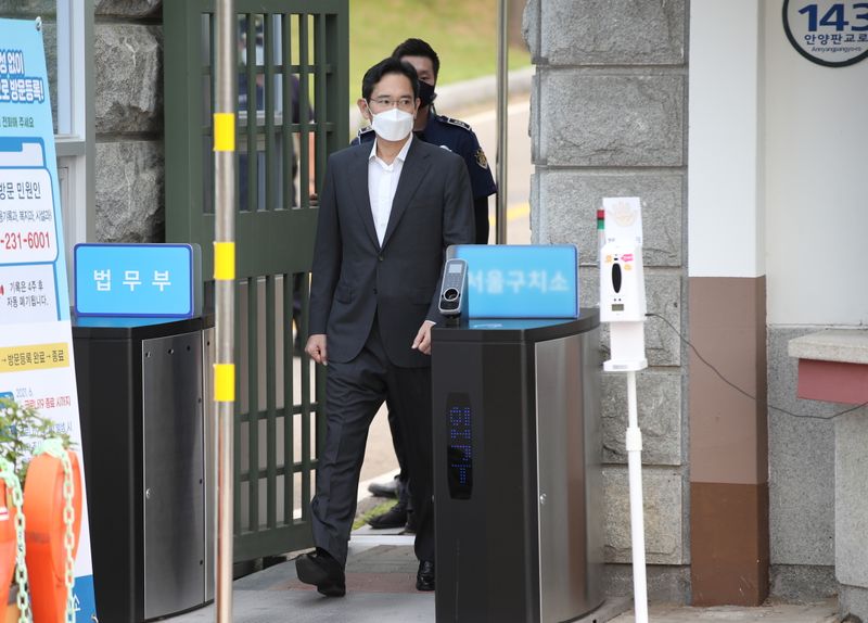 &copy; Reuters. Le vice-président du groupe Samsung Electronics, Jay Y. Lee, a été libéré sur parole vendredi. /Photo prise le 13 août 2021/REUTERS/Yonhap