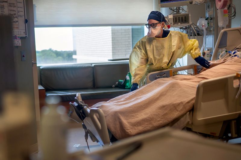 © Reuters. FOTO DE ARCHIVO: La médica neumóloga Catherine Wentowski, atiende a un paciente que padece la enfermedad del coronavirus (COVID-19) en el Centro Médico Ochsner en Jefferson Parish, Luisiana, Estados Unidos, 10 de agosto de 2021.  REUTERS/Kathleen Flynn