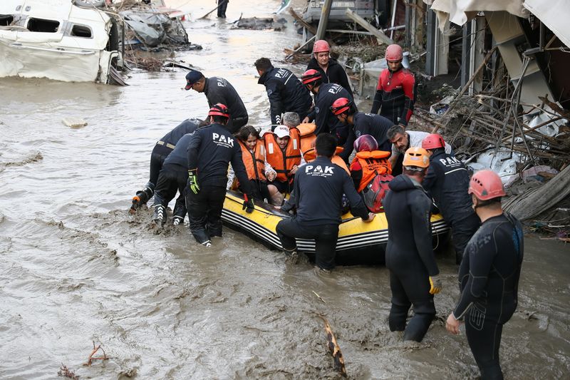 &copy; Reuters. Search and Rescue team members evacuate locals during flash floods which have swept through towns in the Turkish Black Sea, in Bozkurt, a town in Kastamonu province, Turkey, August 12, 2021. Picture taken August 12, 2021. Onder Godez/Ministry of Interior 
