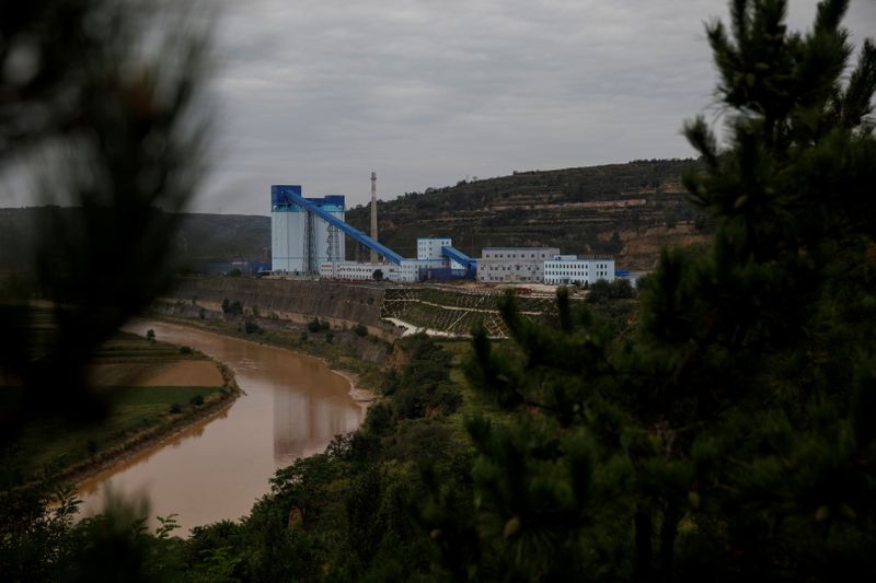 © Reuters. FILE PHOTO: The Walnut Valley coal mine that is part of Huaneng Group's integrated coal power project stands near Qingyang, Ning County, Gansu province, China, September 19, 2020. REUTERS/Thomas Peter/File Photo