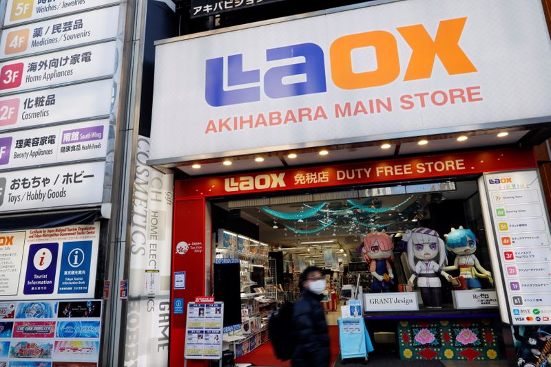 &copy; Reuters.    ラオックスは１３日、国内リテール事業について、休業中の３店舗を含む全１３店舗のうち、東京・近畿エリアにある計７店舗の閉店を決定したと発表した。資料写真、２月撮影（２０２