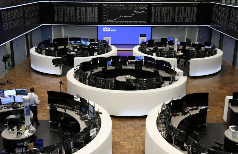 &copy; Reuters. متعاملون أثناء التداول في بورصة فرانكفورت الألمانية يوم الخميس. صورة لرويترز.