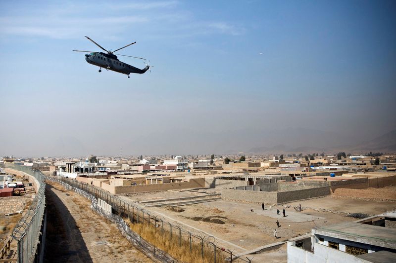 &copy; Reuters. Camp militaire à Kandahar. Les taliban se sont emparés vendredi des capitales de deux provinces voisines du sud de l'Afghanistan, prenant le contrôle de Kandahar, deuxième plus grande ville du pays et chef-lieu de la province éponyme, ainsi que de La