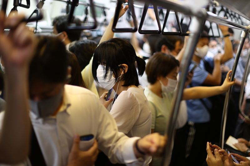 &copy; Reuters.     東京都は１３日、新たに過去最多となる５７７３人の新型コロナウイルス感染が確認されたと発表した。写真は５日、都内で撮影、電車内でマスクをする乗客ら（２０２１年　ロイター