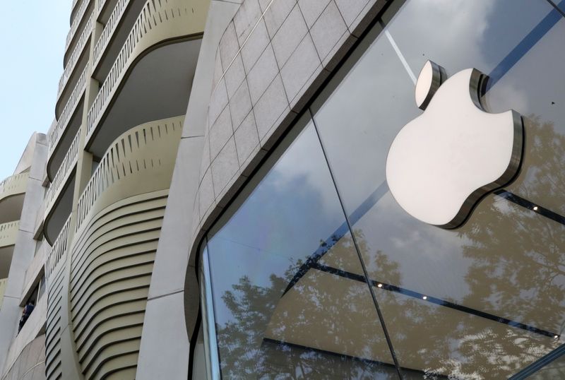 &copy; Reuters. The Apple Inc logo is seen at the entrance to the Apple store in Brussels, Belgium July 2, 2021. REUTERS/Yves Herman