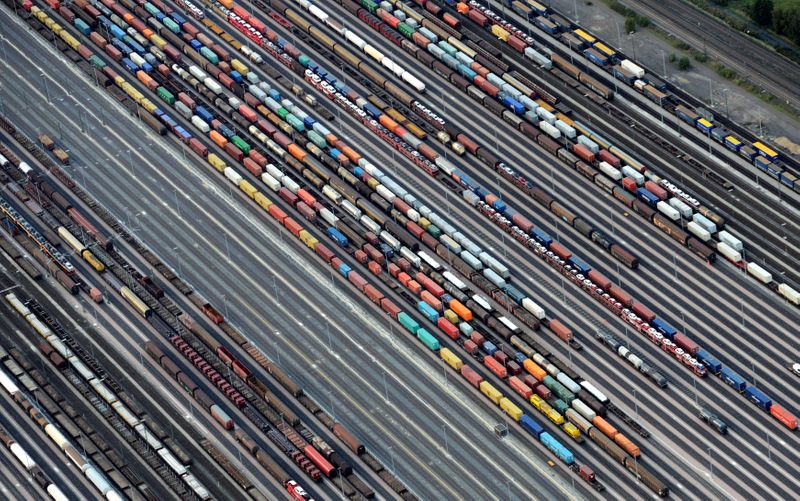 &copy; Reuters. FILE PHOTO: Containers and cars are loaded on freight trains at the railroad shunting yard in Maschen near Hamburg September 23, 2012.  REUTERS/Fabian Bimmer/File Photo           