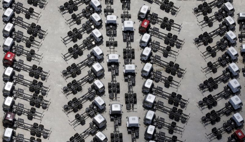 &copy; Reuters. Caminhões recém-produzidos em estacionamento de fábrica em São Bernardo do Campo, SP
12/02/2015
REUTERS/Paulo Whitaker
