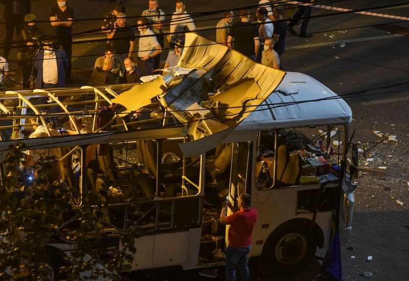 &copy; Reuters. محققون في موقع انفجار حافلة في مدينة فورونيج بجنوب غرب روسيا يوم الخميس. صورة لرويترز يحظر إعادة بيعها أو الاحتفاظ بها في أرشيف.