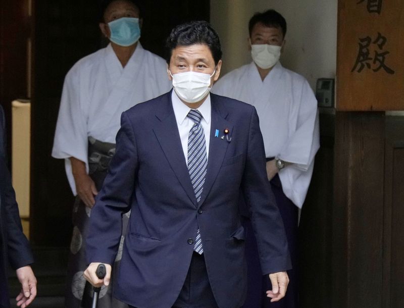 &copy; Reuters. Ministro da Defesa do Japão, Nobyo Kishi, visita santuário de Yasukuni, em Tóquio
13/08/2021 Kyodo/via REUTERS 