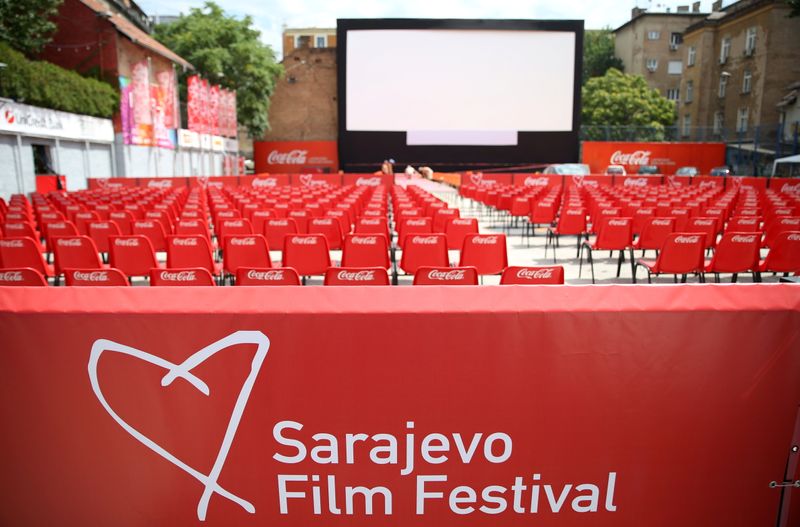 &copy; Reuters. شعار مهرجان سراييفو السينمائي بأحد مواقع عرض أفلام المهرجان في الهواء الطلق يوم التاسع من أغسطس آب 2021. تصوير: دادو روفيتش - رويترز.