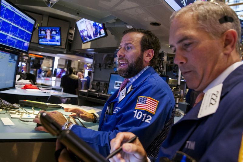 &copy; Reuters. La Bourse de New York a ouvert sur de nouveaux plus hauts vendredi. Quelques minutes après le début des échanges, l'indice Dow Jones gagne 0,15%. /Photo d'archives/REUTERS/Lucas Jackson