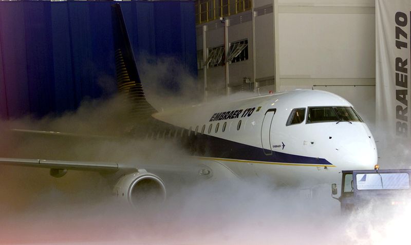 &copy; Reuters. Foto de archivo. Un avión de Embraer de su línea de jet EMB-170 en Sao Jose dos Campos , 29 de octubre de 2001. REUTERS/Paulo Whitaker/