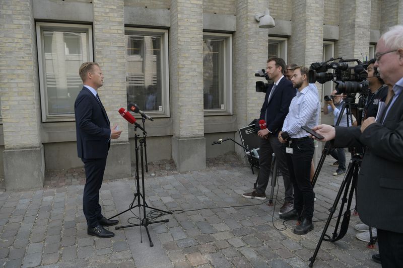 &copy; Reuters. Le ministre danois des Affaires étrangères Jeppe Kofod tient une conférence de presse alors que le pays va fermer temporairement son ambassade dans la capitale afghane. Plusieurs pays occidentaux s'apprêtent à dépêcher des troupes pour procéder à