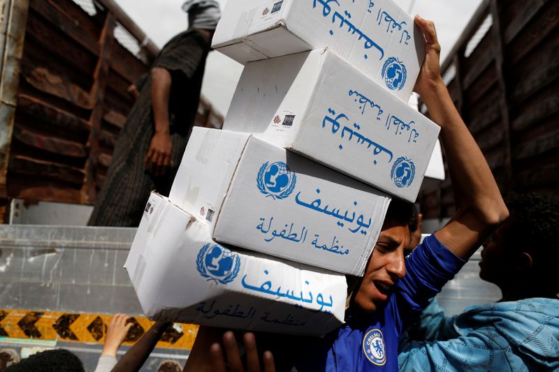 &copy; Reuters. متطوع يحمل معونات من اليونيسف في صنعاء - صورة من أرشيف رويترز. 