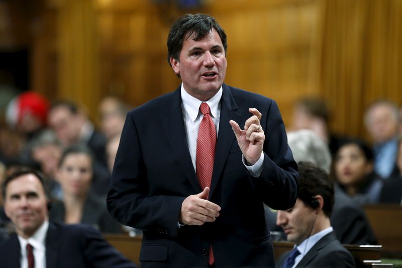 &copy; Reuters. Tous les fonctionnaires fédéraux canadiens devront être vaccinés contre le COVID-19 d'ici le début de l'automne, a annoncé vendredi le ministre canadien des Affaires intergouvernementales, Dominic LeBlanc. /Photo d'archives/REUTERS/Chris Wattie