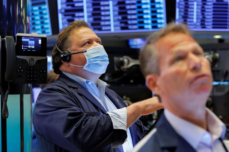 © Reuters. Traders work on the trading floor at the New York Stock Exchange (NYSE) in Manhattan, New York City, U.S., August 11, 2021. REUTERS/Andrew Kelly