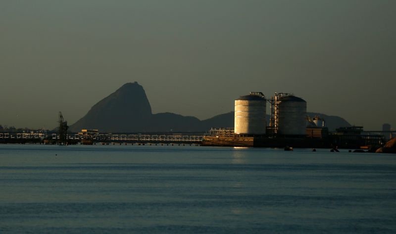 © Reuters. Tanques para armazenamento de gás natural na Baía de Guanabara, Rio de Janeiro 
19/11/2014
REUTERS/Pilar Olivares 