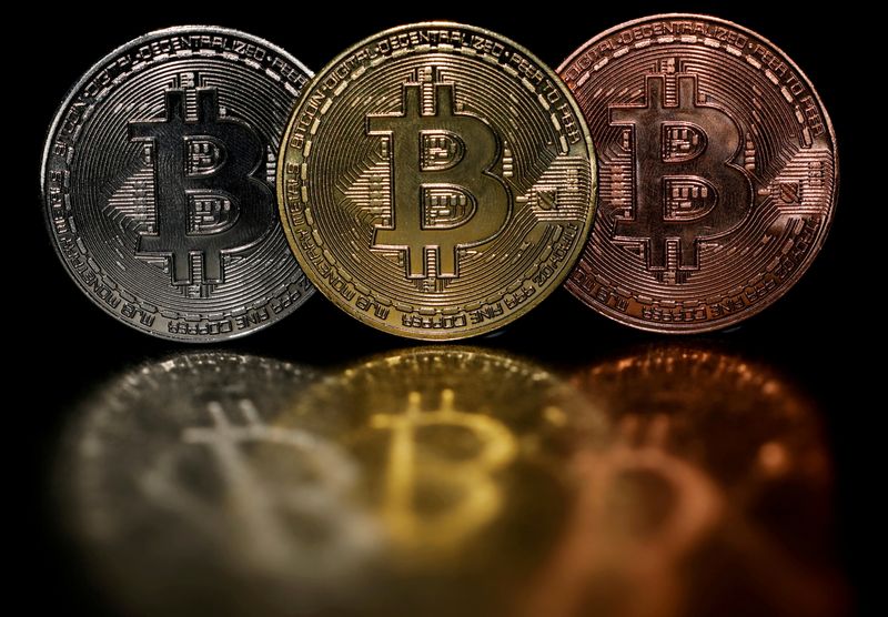 &copy; Reuters. FILE PHOTO: Representations of cryptocurrency Bitcoin are seen in this picture illustration taken June 7, 2021. REUTERS/Edgar Su/Illustration