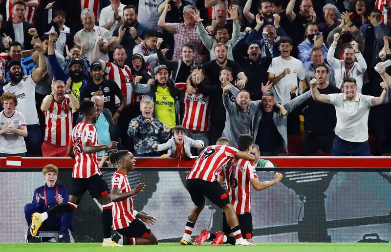 &copy; Reuters. Jogadores do Brentford comemoram gol na vitória contra o Arsenal
13/08/2021
REUTERS/David Klein