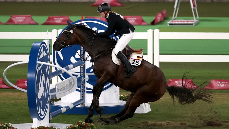 &copy; Reuters. 動物愛護団体「動物の倫理的扱いを求める人々の会」は１３日、国際オリンピック委員会に対し、今後の大会から馬術競技を廃止するよう求めた。写真は、馬「セイントボーイ」がジャンプ