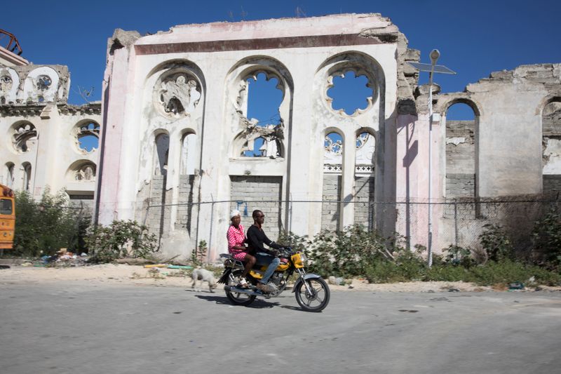 &copy; Reuters. Imagen de archivo de dos personas pasando en moto frente a la destruida catedral de Puerto Príncipe, Haití. 12 enero 2020. REUTERS/Valerie Baeriswyl