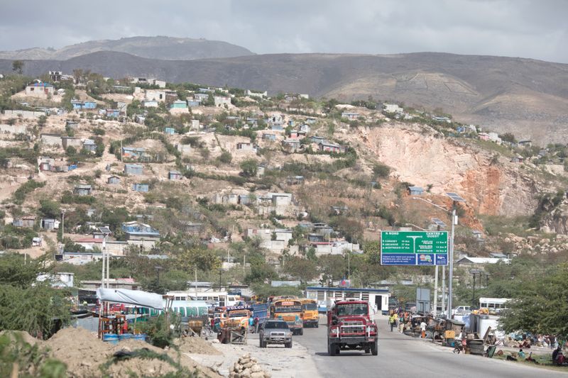 &copy; Reuters. A Port-au-Prince. Un puissant séisme a frappé samedi matin l'ouest d'Haïti, faisant sans doute de nombreuses victimes et des dégâts importants dans le pays, l'un des plus pauvres du monde, déjà touché par un fort tremblement de terre il y a 11 ans
