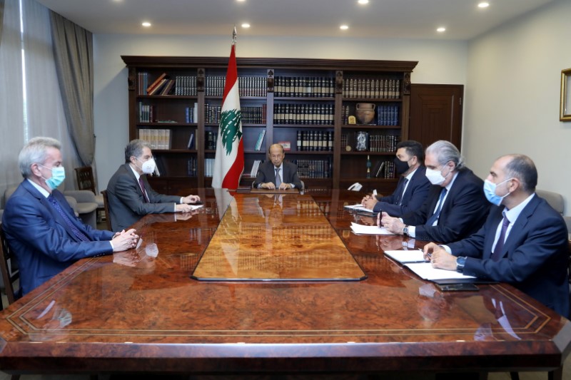 © Reuters. الرئيس اللبناني ميشال عون خلال اجتماعه مع مجموعة من المسؤولين الاقتصاديين في القصر الرئاسي ببعبدا يوم الخميس. صورة لرويترز من دالاتي ونهرا.