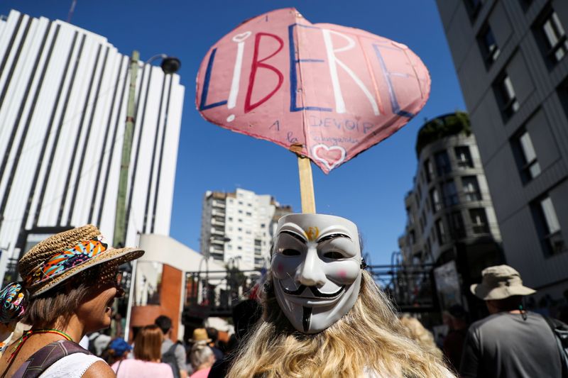 محتجون في فرنسا ينددون بقواعد الشهادة الصحية الخاصة بكوفيد-19  للأسبوع الخامس
