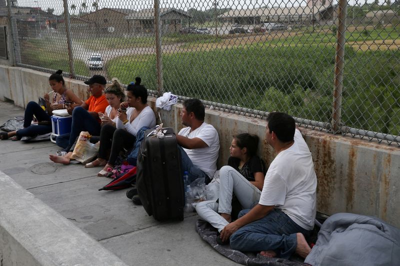 &copy; Reuters. FILE PHOTO: Asylum seekers wait on the Mexican side of the Brownsville-Matamoros International Bridge after being denied entry by U.S. Customs and Border Protection officers near Brownsville, Texas, U.S., July 25, 2018.  REUTERS/Loren Elliott/File Photo