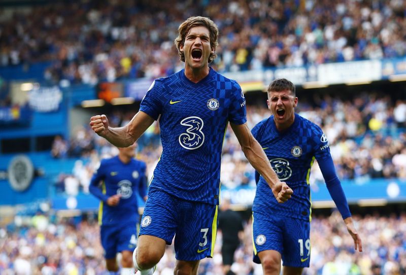 &copy; Reuters. Soccer Football - Premier League - Chelsea v Crystal Palace - Stamford Bridge, London, Britain - August 14, 2021 Chelsea's Marcos Alonso celebrates scoring their first goal with Mason Mount REUTERS/Hannah Mckay 