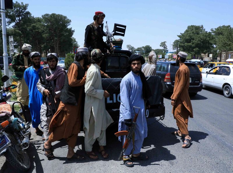 © Reuters. قوات طالبان تجوب أحد الشوارع في هيرات بأفغانستان يوم السبت. تصوير:رويترز. يحظر اعادة بيع هذه الصورة أو الاحتفاظ بها في أرشيف.