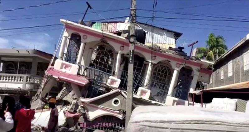 &copy; Reuters. カリブ海の島国ハイチで１４日午前、マグニチュード７．２の地震が発生し、少なくと３０４人が死亡した。写真は倒壊した家屋。８月１４日、南西部のレ・カイで撮影された映像から（２