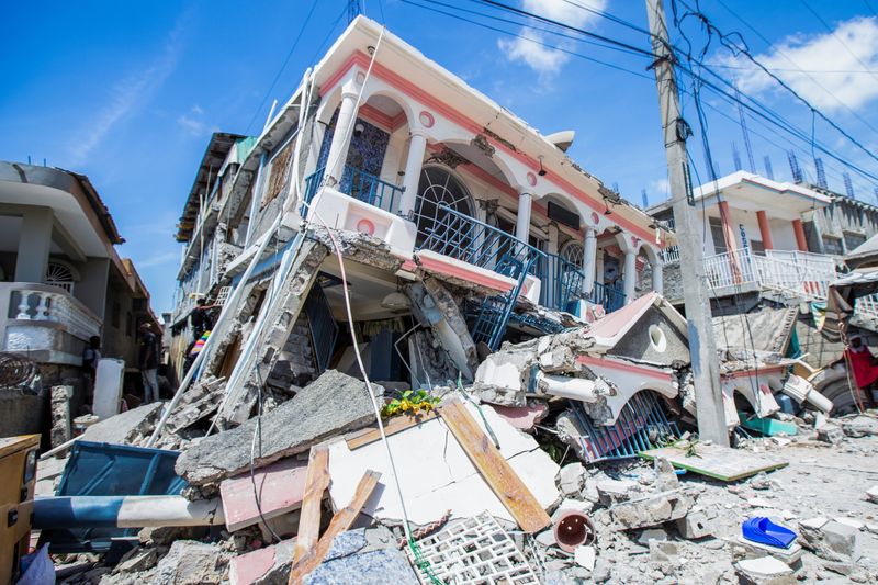 © Reuters. A view shows houses destroyed following a 7.2 magnitude earthquake in Les Cayes, Haiti August 14, 2021. REUTERS/Ralph Tedy Erol NO RESALES. NO ARCHIVES