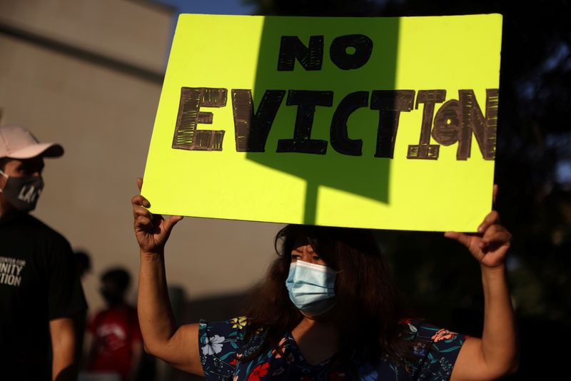 &copy; Reuters. Tenants and housing rights activists protest for a halting of rent payments and mortgage debt, during the coronavirus disease (COVID-19) outbreak, in Los Angeles, California, U.S., October 1, 2020. REUTERS/Lucy Nicholson