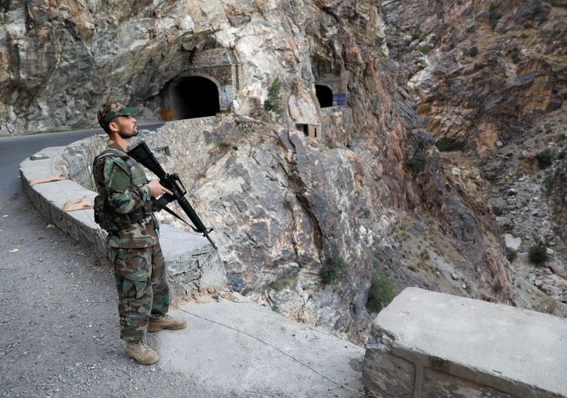 طالبان تدخل كابول والرئيس الأفغاني والدبلوماسيون يفرون