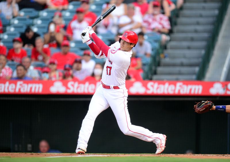 © Reuters. 　ＭＬＢは１４日、各地で試合を行い、エンゼルスの大谷翔平投手は地元でのアストロズ戦に「１番・指名打者」で先発出場。メジャートップの３９号ホームランを含む、５打数２安打１打点、１盗塁だった（２０２１年　ロイター/Gary A. Vasquez-USA TODAY Sports）