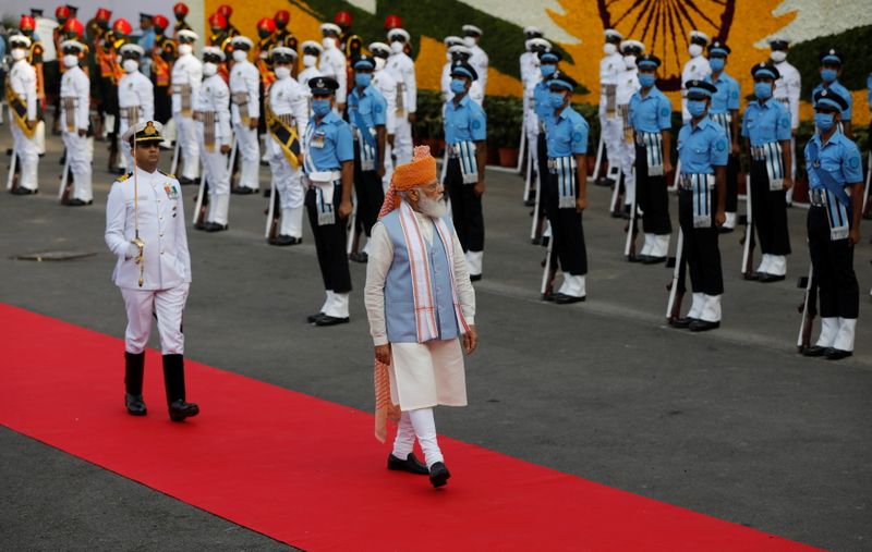 © Reuters. Indian Prime Minister Narendra Modi inspects the honour guard during Independence Day celebrations at the historic Red Fort in Delhi, India, August 15, 2021. REUTERS/Adnan Abidi