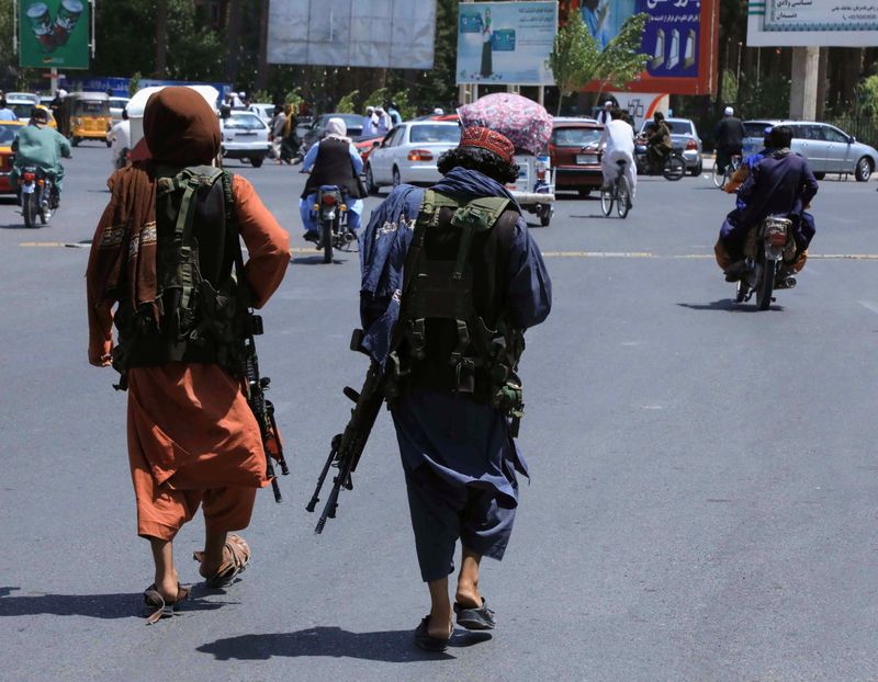 &copy; Reuters. قوات طالبان تجوب أحد الشوارع في مدينة هرات يوم 14 أغسطس آب 2021. تصوير: رويترز. يحظر إعادة بيع الصور أو الاحتفاظ بها في أرشيف.